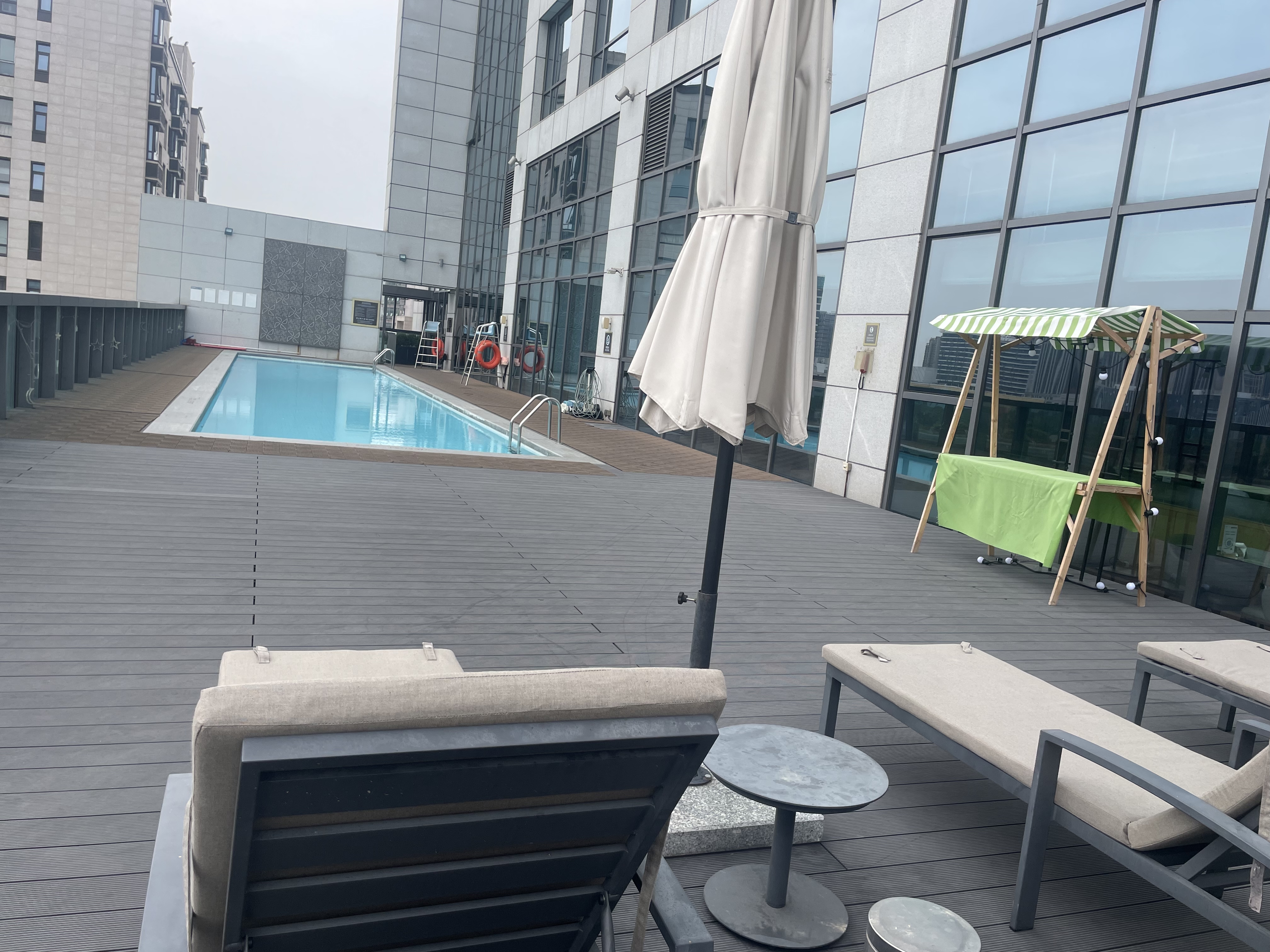 terrasse med svømmebasseng